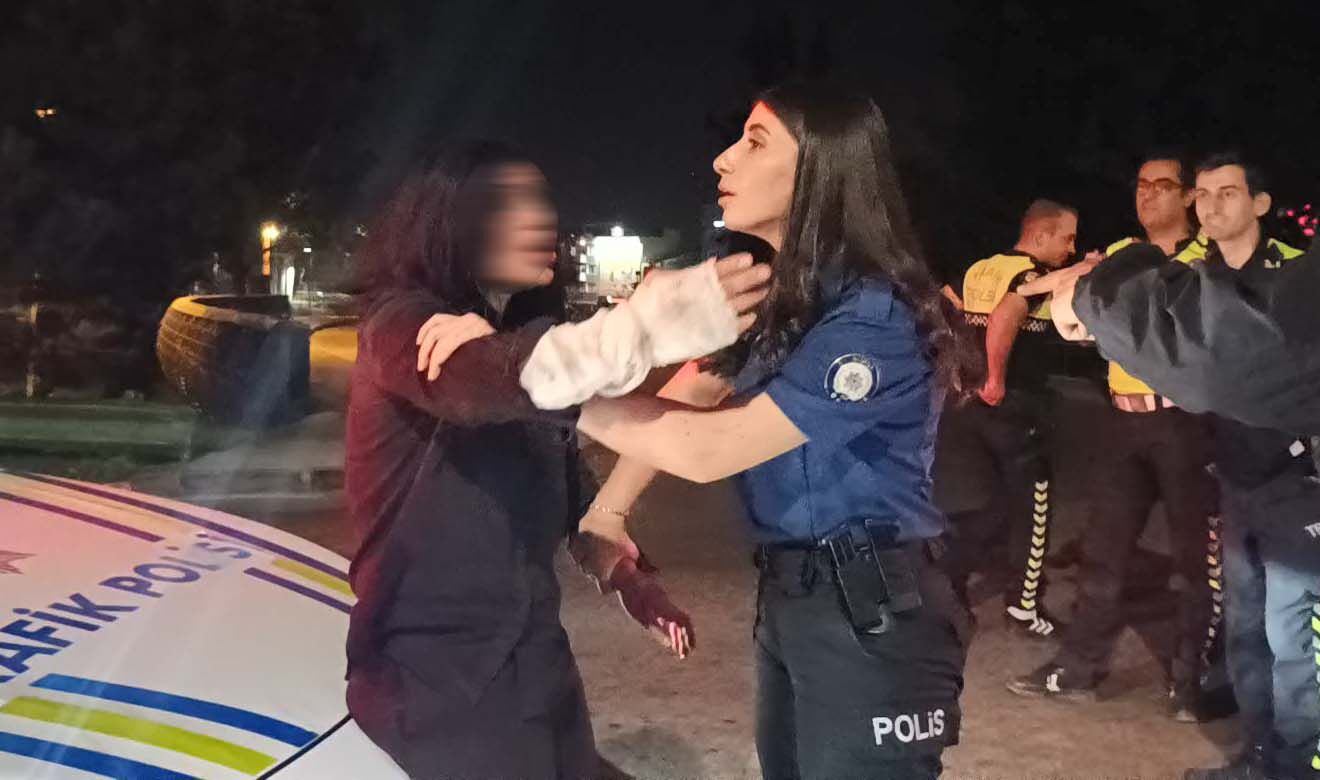 Polise direnip, gazetecilere tüküren kadın tutuklandı