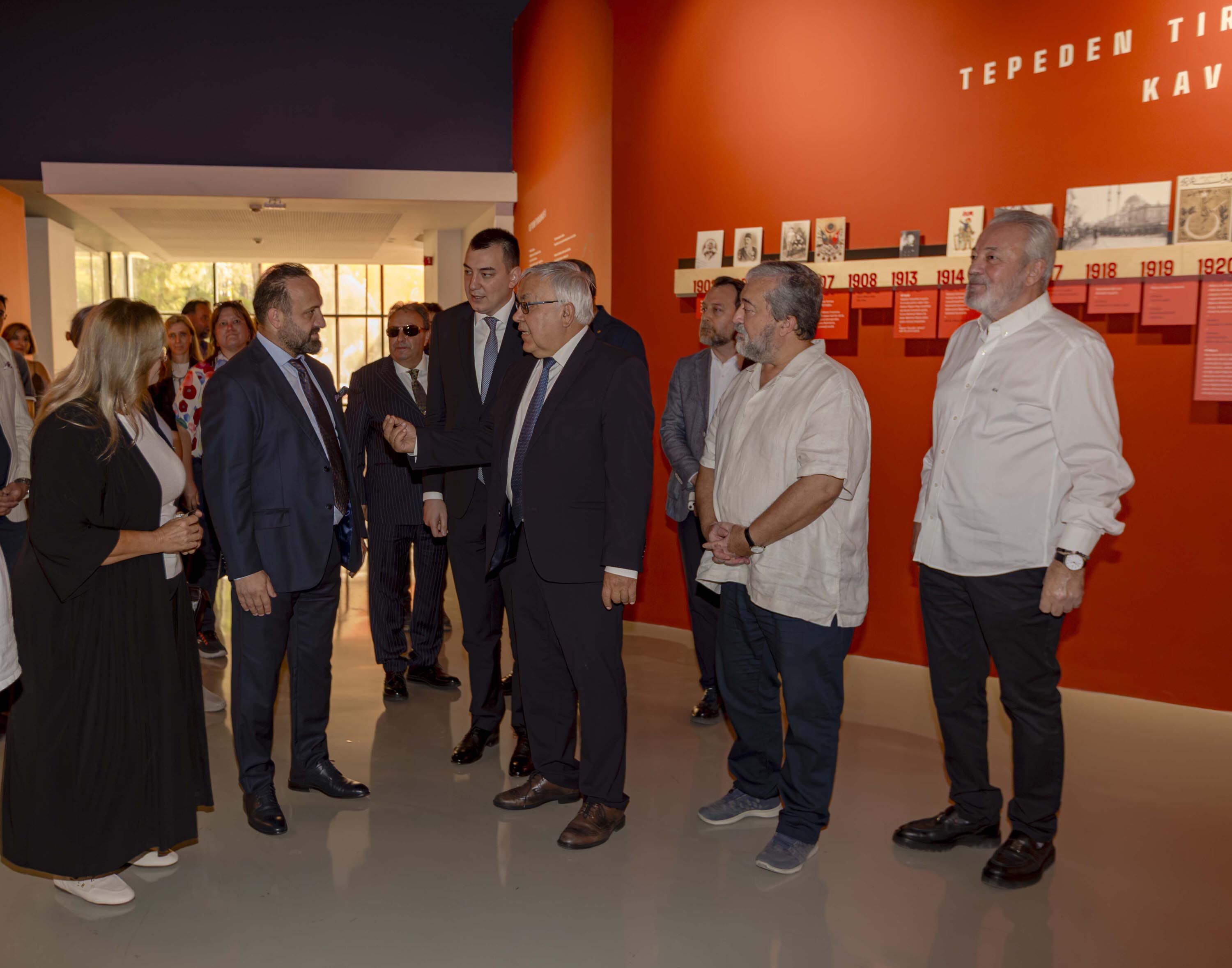 Rusya Büyükelçisi Vershinin İzmir'de Nâzım Hikmet sergisini gezdi