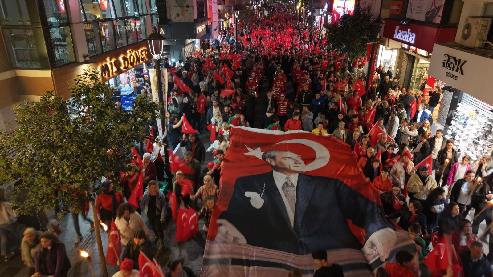 Karşıyaka Cumhuriyet aşkıyla tek yürek oldu