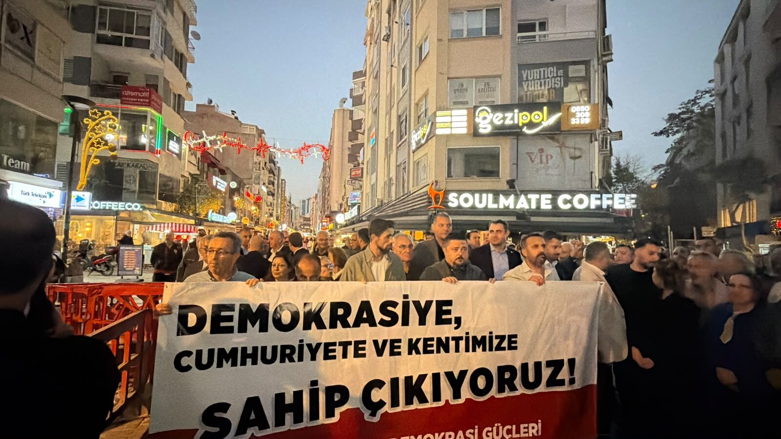 İzmir’de Cemil Tugay protestosu