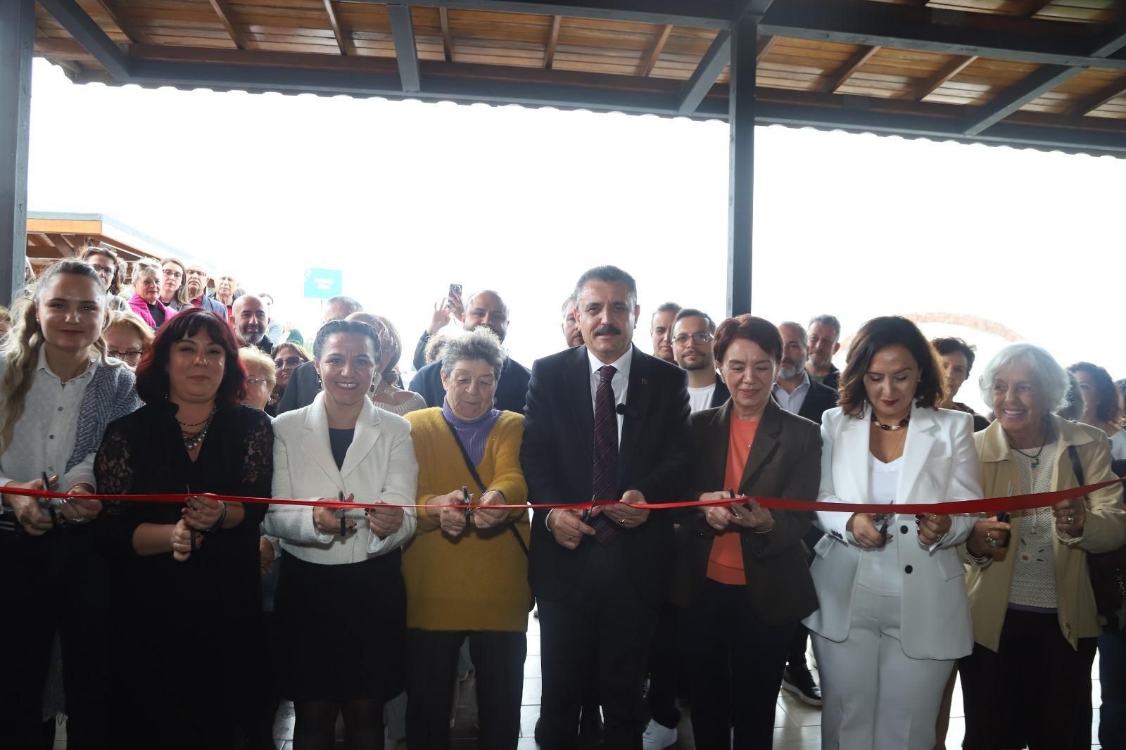 Dikili'de sanatın yeni adresi açıldı: 22 branşta 1371 kursiyer!