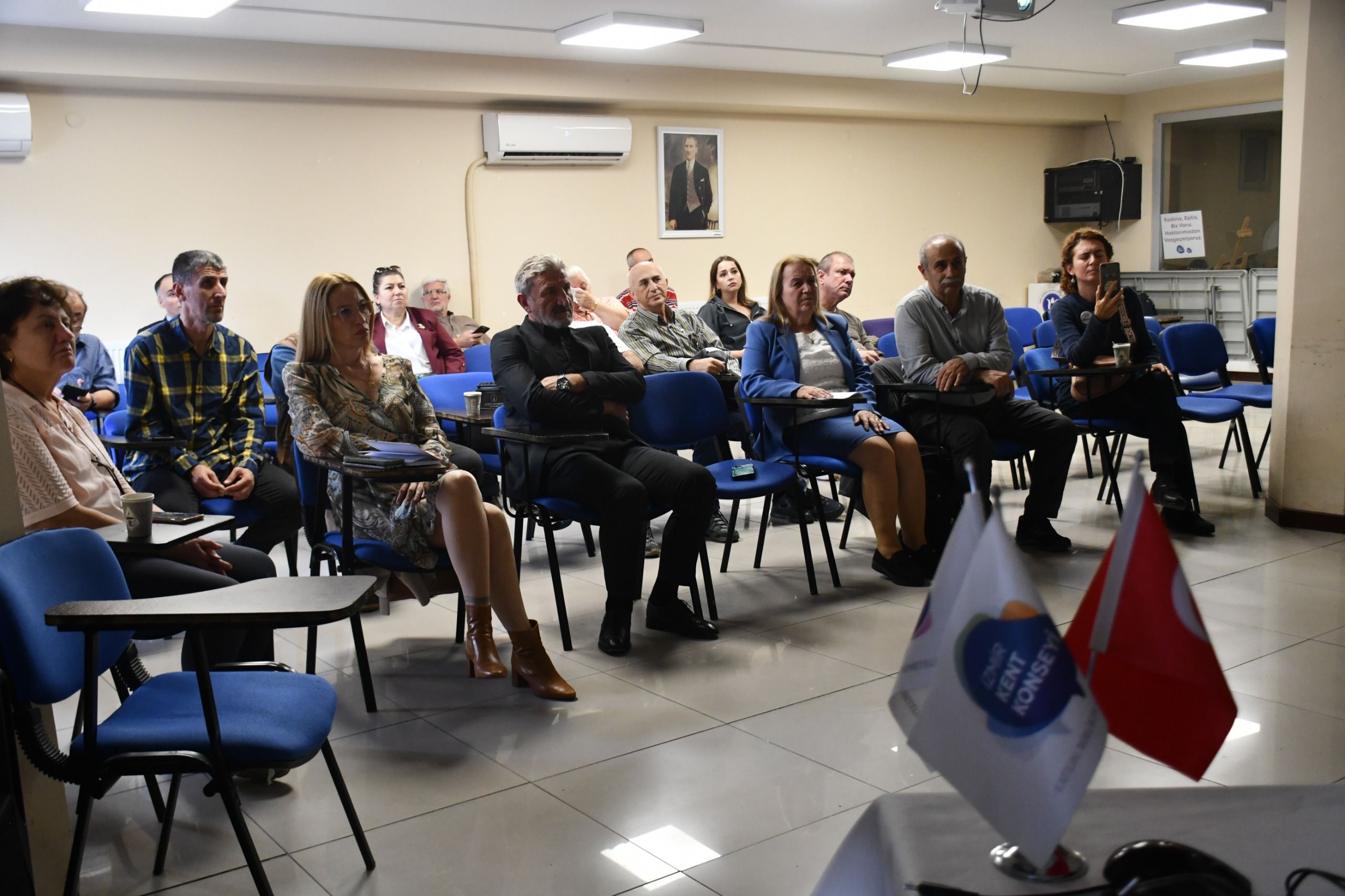 30 Ekim Depreminin 6. Yılında Düzenlenen Panelde; Güvenli Konutlar, Kentsel Dönüşüm Mağduriyetleri Ve Erişilebilirlik Adımları Masaya Yatırıldı.