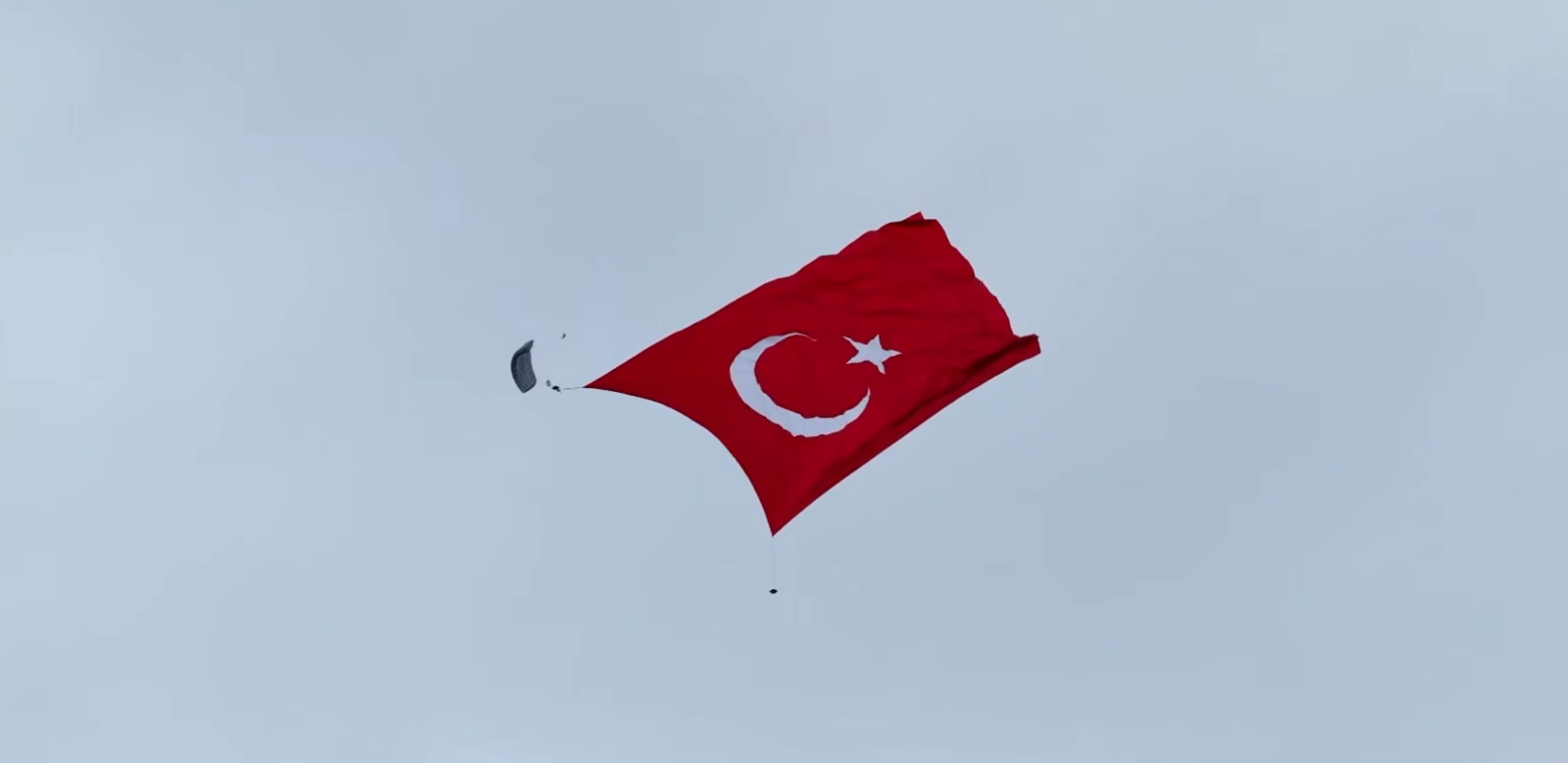 Göyüzünde Dev Türk Bayrağı (1)