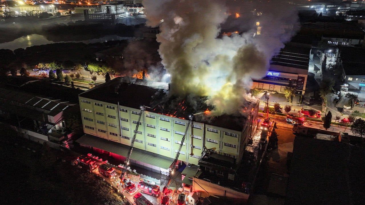 Ayakkabı fabrikasında yangın: Alevlere 8 noktadan müdahale