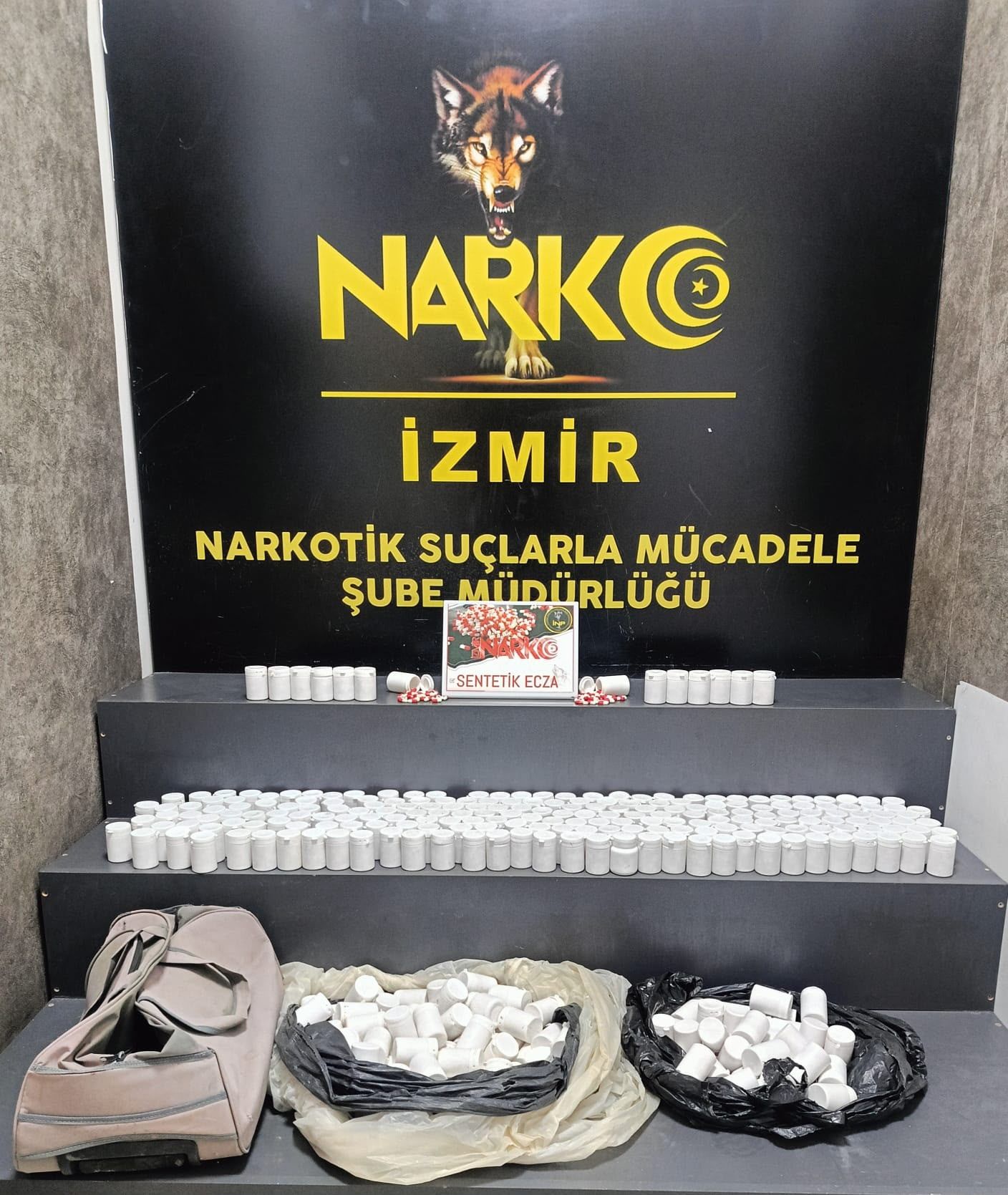 İzmir'in Torbalı ilçesinde toprağa gömülü binlerce sentetik ecza ele geçirildi