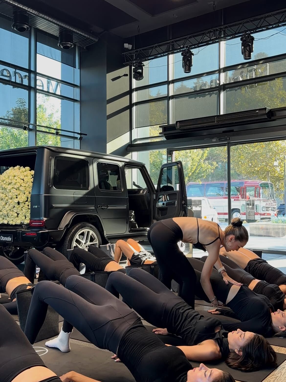 Lüks Otomobil Showroomunda G Serisi Eşliğinde Sabah Pilatesi-1