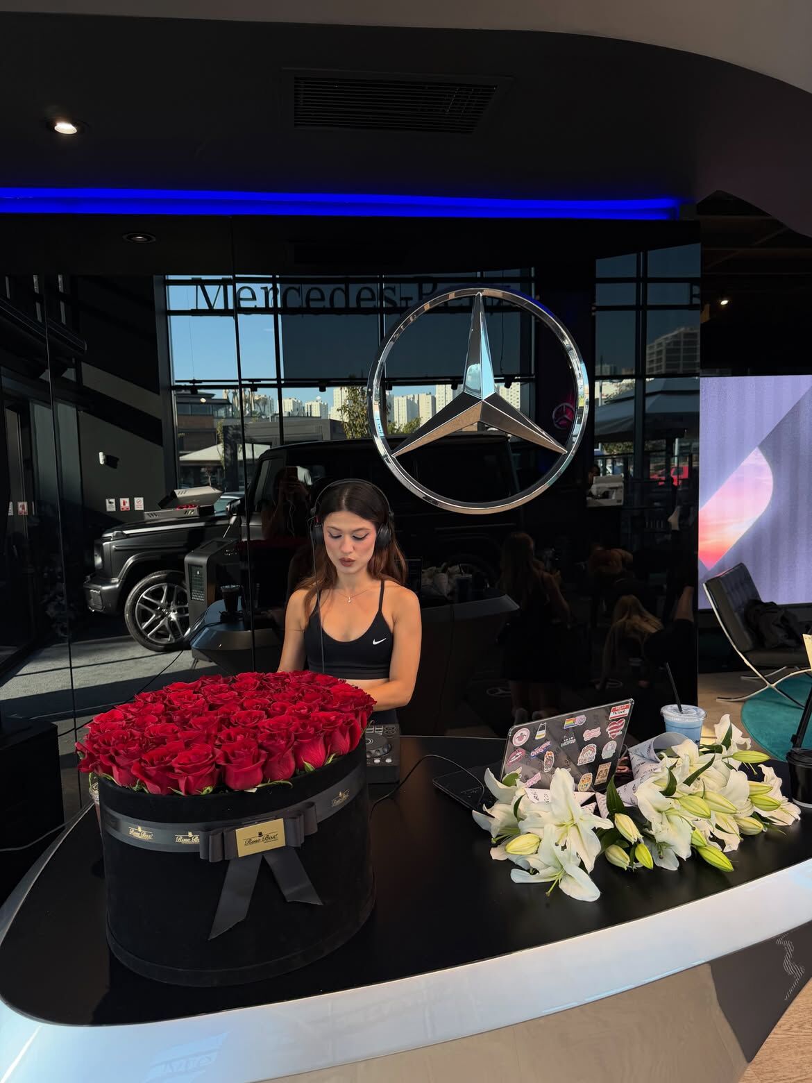 Lüks Otomobil Showroomunda G Serisi Eşliğinde Sabah Pilatesi Dj